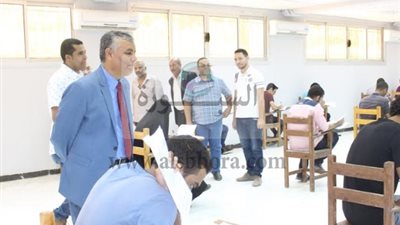 رئيس جامعة جنوب الوادى يتفقد امتحانات الدور الثاني بكلية طب الفم والاسنان