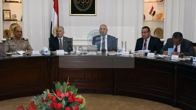 وزيرا الإسكان والرى ومحافظ الإسكندرية وقائد المنطقة الشمالية العسكرية يعقدون اجتماعاً لمتابعة مشروع تطوير محور المحمودية 