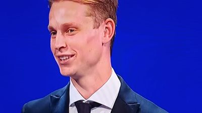 دي يونج لاعب أياكس الهولندي افضل لاعب وسط  بدوري أبطال أوروبا