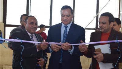 رئيس جامعة سوهاج يفتتح معرض 