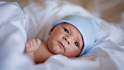 مارس الرذيلة مع ممرضته.. طبيب طنطا رفض الاعتراف بطفله ورماه بمقلب قمامة أمام مسجد