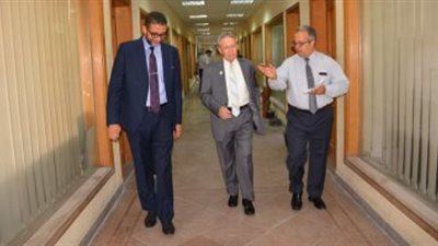 رئيس جامعة أمريكية يتفقد كلية التجارة جامعة الإسكندرية