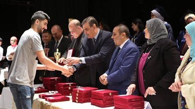 نقابة المهن تكرم المعلمين من حملة الماجستير والدكتوراة