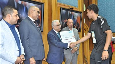 وزير التربية والتعليم يكرم الطلاب الحاصلين على بطولة العالم لكرة اليد للناشئين