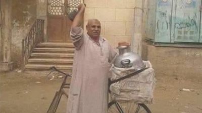 قصة الاستاذ حسن.. المدرس بائع الفول على دراجته.. تشعل السوشيال ميديا.. وتخطف قلوب المعلمين