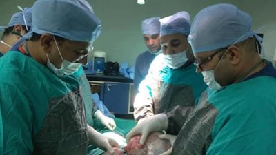 بعد جراحة استمرت 4 ساعات.. استئصال ورم يزن 7 كيلوجرامات من سيدة خمسينية بمستشفى قنا الجامعي