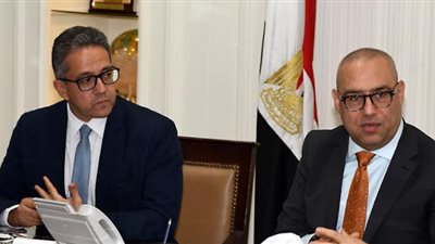 وزيرا الإسكان والآثار يعرضان الفرص الاستثمارية بالمشروعات المشتركة بالقاهرة التاريخية على مجموعة من المستثمرين