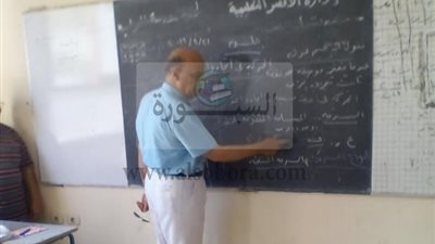 وكيل تعليم الأقصر يشرح للطلاب أثناء متابعة انطلاق العام الدراسى الجديد