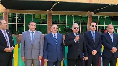  نائب محافظ الاسماعيلية ومدير التعليم يشاركان الطلاب طابور الصباح ويكرمان أبناء الشهداء