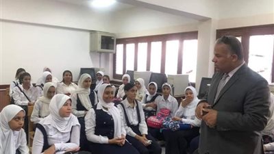 مدير تعليم الاسماعيلية يشارك طلاب مدرسة الشاطئ الاعدادية بنات طابور الصباح وتحية العلم