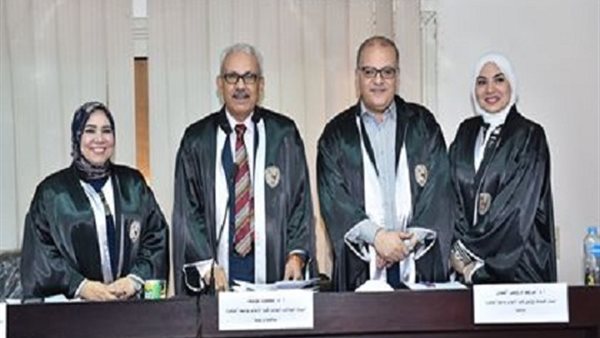 الباحثة مع لجنة المناقشة