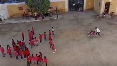 شاهد انسانية معلم.. اشرك تلميذ معاق فى سباق جرى مع زملائه الاصحاء.. وسط تصفيق حاد من زملائه
