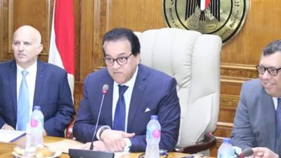 وزير التعليم العالي يسلم شهادات لأطباء العيون الأفارقة المتدربين بمعهد بحوث أمراض العيون