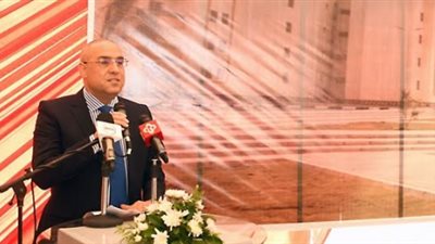 وزير الإسكان يُسلم عقود الوحدات السكنية لمستحقيها بمشروع 