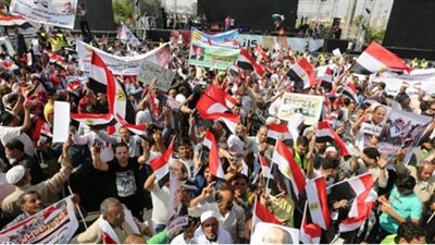 بالفيديو| مواطنون يحتشدون أمام المنصة لدعم الرئيس السيسى.. وهتافات ضد الإخوان