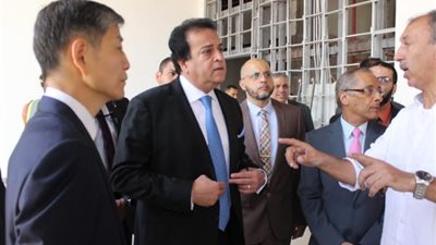 وزير التعليم العالي والبحث العلمي يتفقد مركز تجميع واختبار الأقمار الصناعية بالعاصمة الإدارية