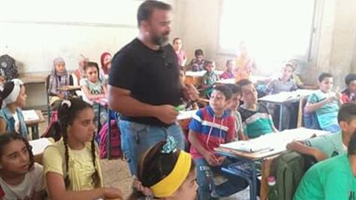 تساؤلات مشروعة حول توزيع أحد مرشحى الانتخابات السابقة فى مدارس طما بسوهاج..