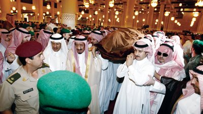 صورة حمل الملك سلمان نعش حارسه الخاصاللواء عبد العزيز الفغم تشعل مواقع التواصل الاجتماعي.. ونشطاء يكشفون مفاجأة غير متوقعة