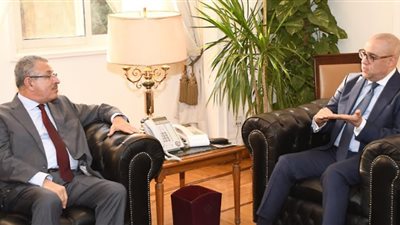 وزير الإسكان يلتقى وفداً عمانياً لعرض التجربة المصرية فى تخطيط وإنشاء المدن الجديدة وتوصيل خدمات المياه والصرف الصحى