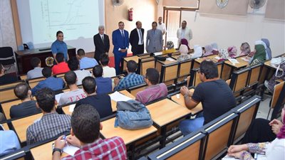رئيس جامعة سوهاج يتابع انتظام الدراسة بكليات الطب والعلوم والصيدلة