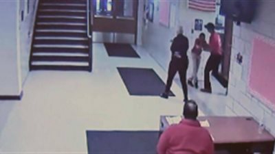 طرد طالب باحدى المدارس الى الشارع.. والادارة تبلغ بفقدانه 