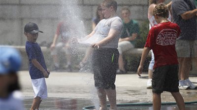 عاجل.. إغلاق مئات المدارس جراء موجة حرارة غير متوقعة