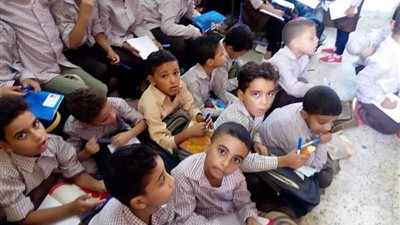 الى طارق شوقى.. طلاب مدرسة الطليعة بابورواش يفترشون الحصير داخل الفصل.. صور