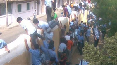  عاجل| هروب جماعي لطلاب المدارس إلي محل 