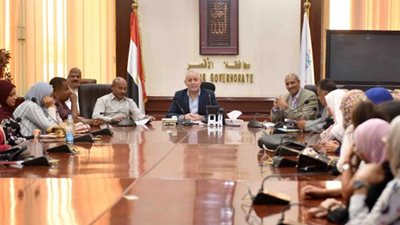 محافظ الأقصر يلتقي بخريجي الخدمة العامة الحاصلين على بكالوريوس هندسة