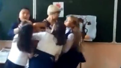 مشاجرة عنيفة بين طالبتين داخل الفصل وأمام المعلمة.. فيديو