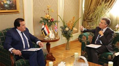 وزير التعليم العالي يبحث آليات التعاون العلمي والبحثي مع السفير البريطاني