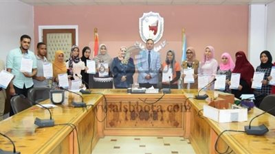 جامعة سوهاج تكرم ٢٥ متدربة لاجتيازهن برنامج 
