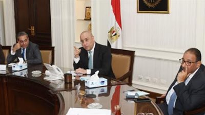 وزير الإسكان يلتقى ممثلى قطاع التطوير العقارى لبحث آليات مشاركتهم فى تنفيذ الوحدات السكنية بمشروع 