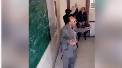 بالفيديو.. وصلة غناء شعبي ورقص لمعلم لغة فرنسية وتلاميذه تصدم أولياء الأمور.. 