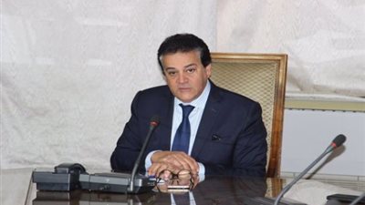 وزير التعليم العالي يتلقى تقريرًا عن استضافة المعهد القومي للبحوث الفلكية للمدرسة العربية للفلك