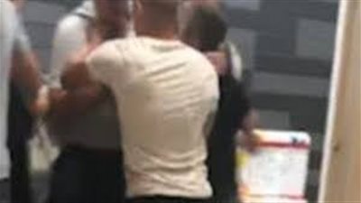 عدد من الطلاب يعتدون على مدير مدرسة لمنعهم من الجلوس على المقهى