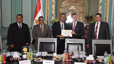 رئيس جامعة عين شمس يكرم الطلاب الحاصلين على المراكز الأولي في اسبوع الشباب الأفريقي الأول