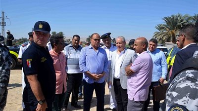 محافظ الأقصر ومدير الأمن يتفقدان موقع حادث تصادم قطار بسيارة اجرة