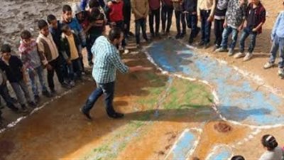 معلم يرسم خريطة مصر فى فناء المدرسه يشعل موقع التواصل الاجتماعى