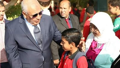 محافظ الوادى الجديد يشهد طابور الصباح بمدرسة السلام الإعدادية القديمة بالخارجة ودعمها بمبلغ ٢٠ ألف جنيه
