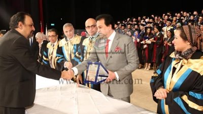 وزير التعليم العالى يشارك فى حفل تخرج دفعة جديدة من طلاب طب الأسنان بجامعة عين شمس