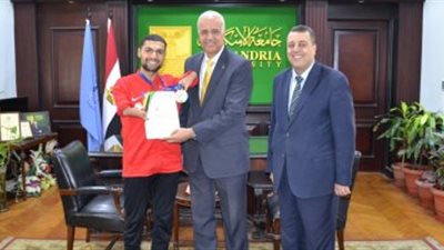 رئيس جامعة الإسكندرية يكرم طالبا حصل على برونزية فى بطولة أوروبا المفتوحة