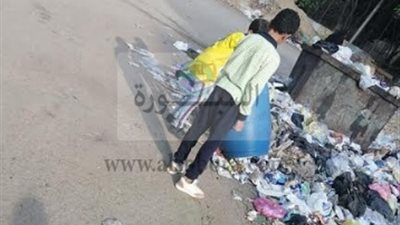 اقالة مدير مدرسة امر الطلاب بالقاء القمامة في الإسماعيلية واحالته للتحقيق ..صور