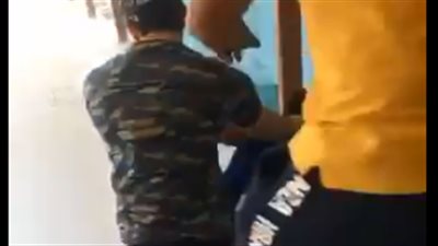 شجار وتبادل الشتائم بين معلم وطالب داخل المدرسة.. فيديو