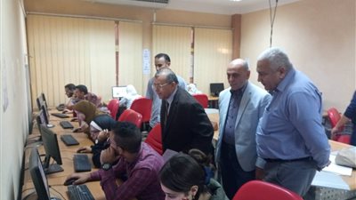 رئيس الجامعه ونائبه يتفقد امتحانات الميدتيرم إلكترونياً بالطب البيطري جامعة السادات