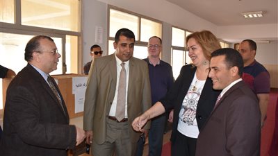 نائب رئيس الجامعة يتفقد بدء الجولة الأولى بانتخابات اتحاد الطلاب بكليات جامعة السادات