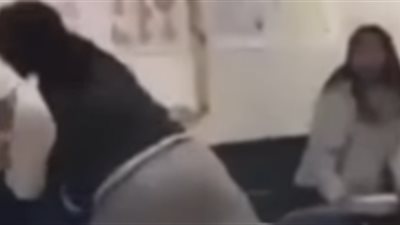 باللكم والركل بالقدم.. معلمة تعدى على طالبة داخل الفصل.. فيديو