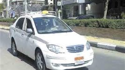 العثور على سائق تاكسى مشنوقا داخل سيارتة