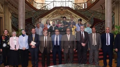 نائب رئيس جامعة عين شمس لشئون التعليم والطلاب يكرم الطلاب الحاصلين على الجوائز والبطولات الدولية