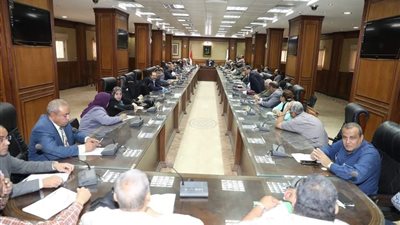 محافظ سوهاج يبحث معوقات المدارس الخاصة  